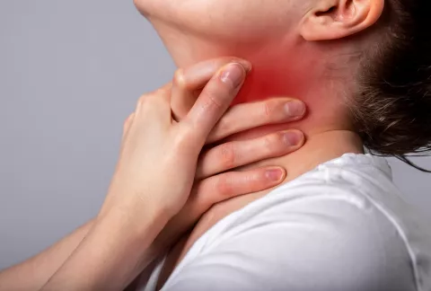 Persona con dolor en en cuello tras un atragantamiento