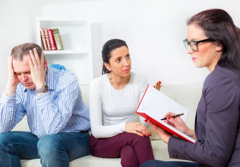 Marido en el psicólogo por su ansiedad social