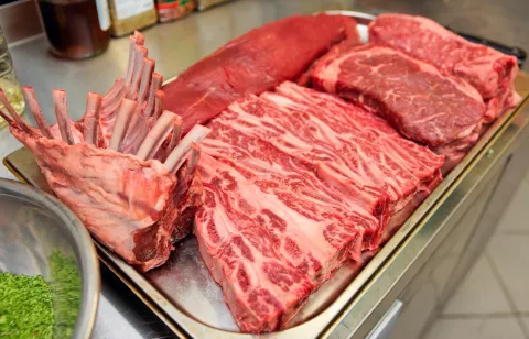 Distintas piezas de carne listas para su consevación