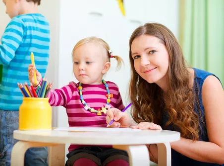 Niña aprendiendo a ser ordenada