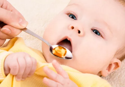 Bebé a punto de tomarse una cucharada de miel