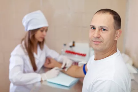 Hombre realizándose un análisis para diagnosticar la hepatitis