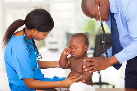 Doctores examinando a niño con pian