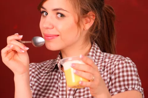 Mujer tomando un yogur