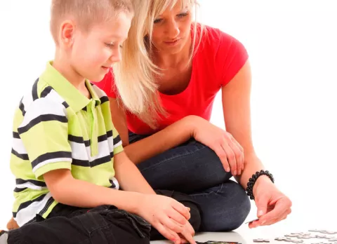 Madre explicando a su hijo la separación