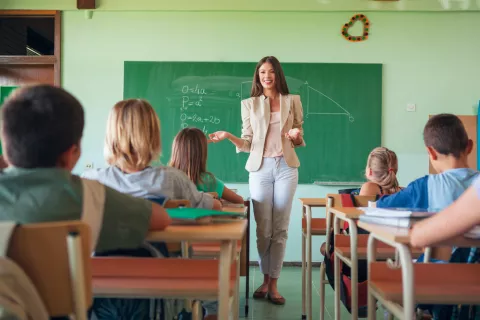 Profesora dando clase en la escuela