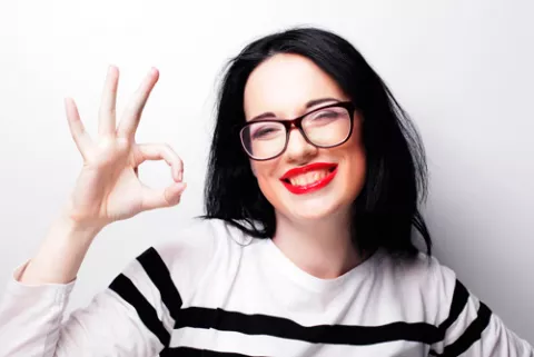 Mujer joven sonriendo