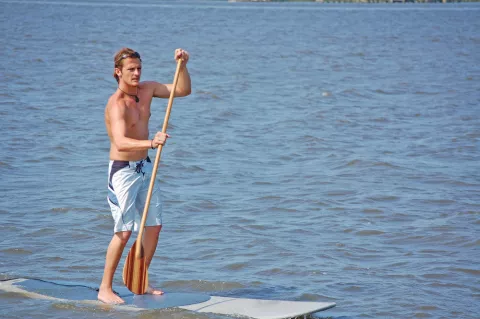 Hombre haciendo paddle surf