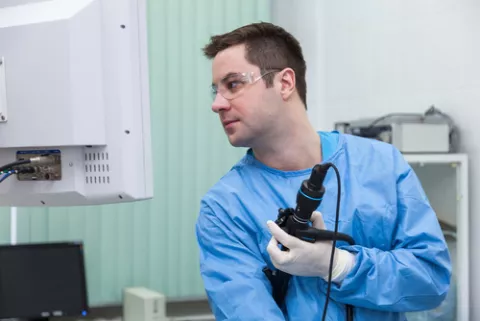 Especialista preparando el endoscopio