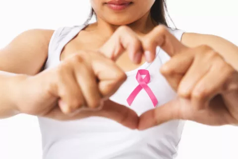 Mujer con un lazo rosa de la prevención del cáncer de mama