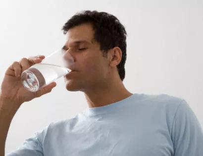 Beber agua, clave para prevenir el cáncer de vejiga