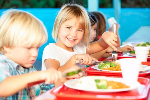 Niños comiendo en el comedor escolar