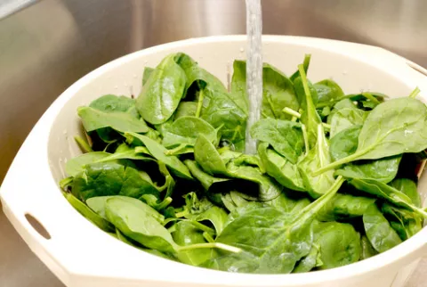 Verduras lavadas con agua y lejía comestible