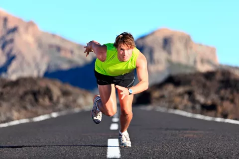 Un hombre se entrena corriendo