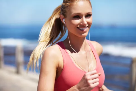 Chica practicando running en la playa