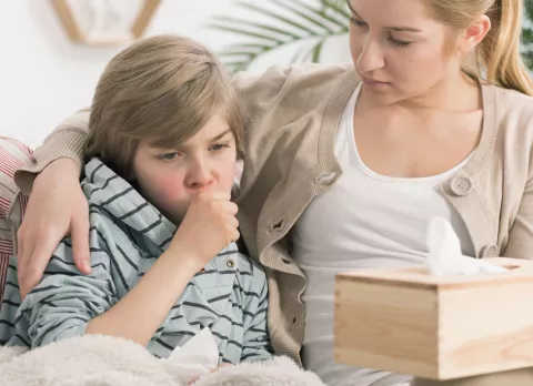 Niño tosiendo con síntomas de asma