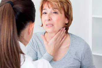 Una mujer con bocio se palpa el cuello