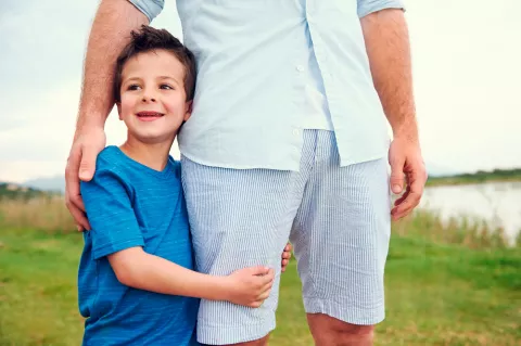 Un niño se abraza a su padre