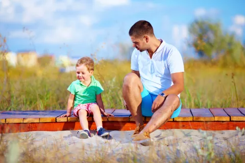 Un padre y su hijo pequeño en el campo