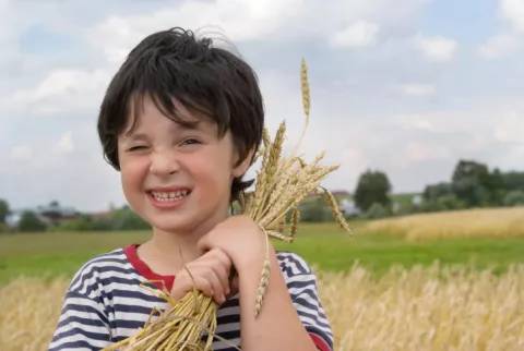 Niño con tics nerviosos