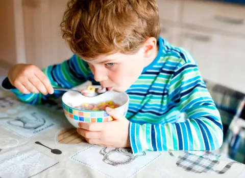 Niño comiendo