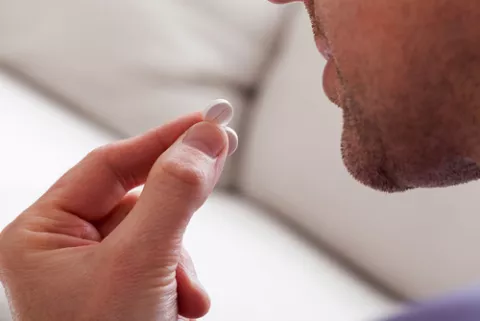 Hombre tomando medicamentos para la hiperplasia benigna de próstata