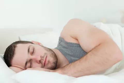 Deportista durmiendo en una cama