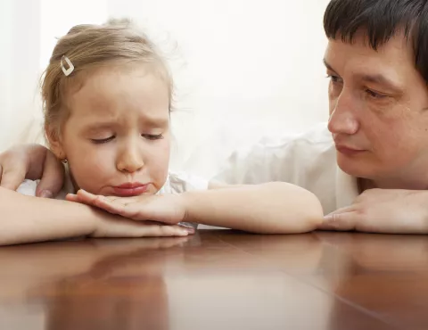 Padre explicando el divorcio a su hija