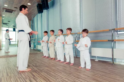 Niños practicando judo