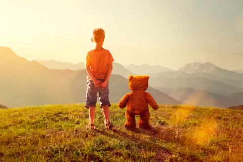 Niño con su amigo imaginario