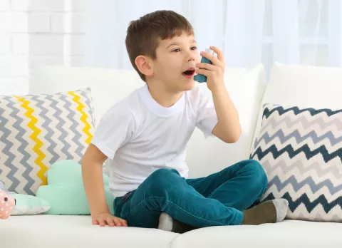 Mujer tratándose el asma con un inhalador