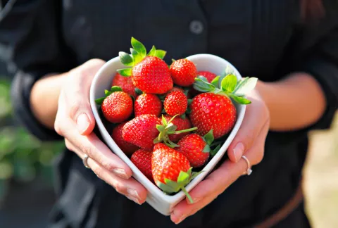 Bol de fresas en forma de corazón