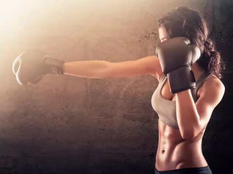 Mujer practicando boxeo fitness