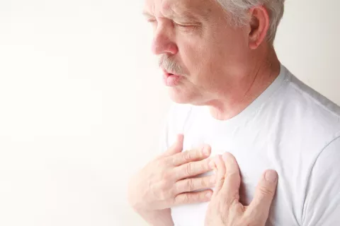 Hombre con problemas de respiración