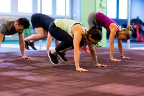 Personas haciendo burpees