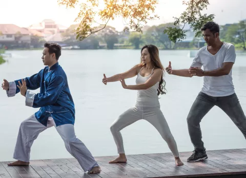 Mujer practicando chi kung