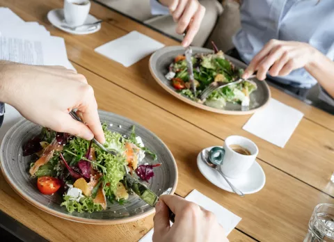 Dos mujeres comen en un restaurante