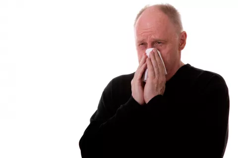 Hombre con congestión nasal