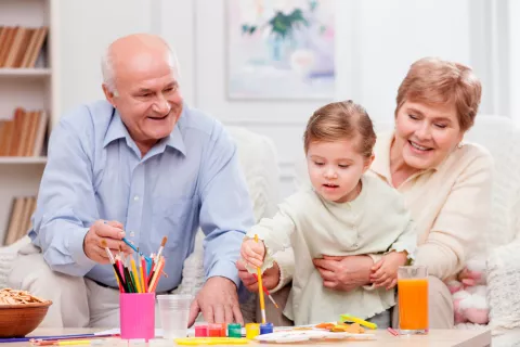 Abuelos pintando con su nieta