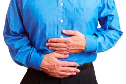 Hombre con diverticulosis