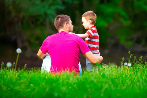 Un padre con su hijo ecolálico en el parque