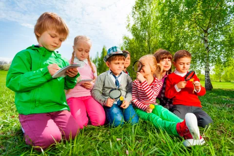 Niños aprendiendo al aire libre