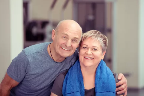 Pareja de adultos mayores en el gimnasio