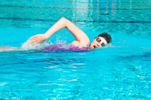 Mujer practicando la natación