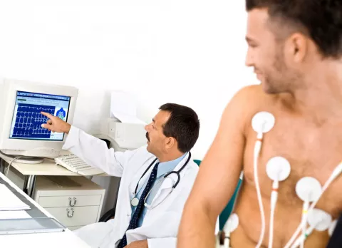 Electrocardiograma en varón