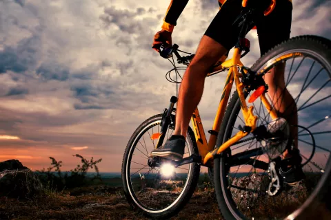 Ciclista en bicicleta en el atardecer