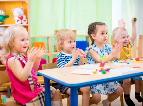 Niños riéndose en la guardería