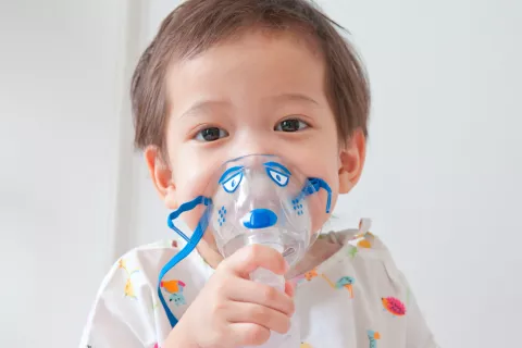 Niño siendo tratado por enterovirus D68