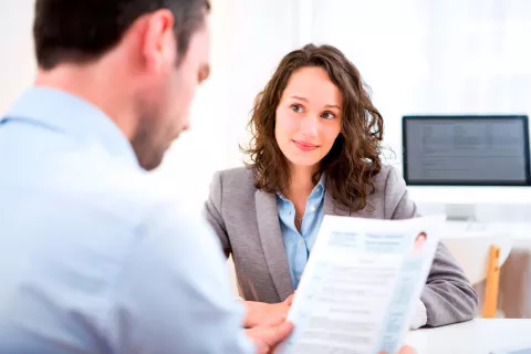 Chica afronta una entrevista de trabajo