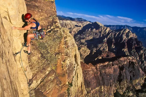 Persona realizando escalada